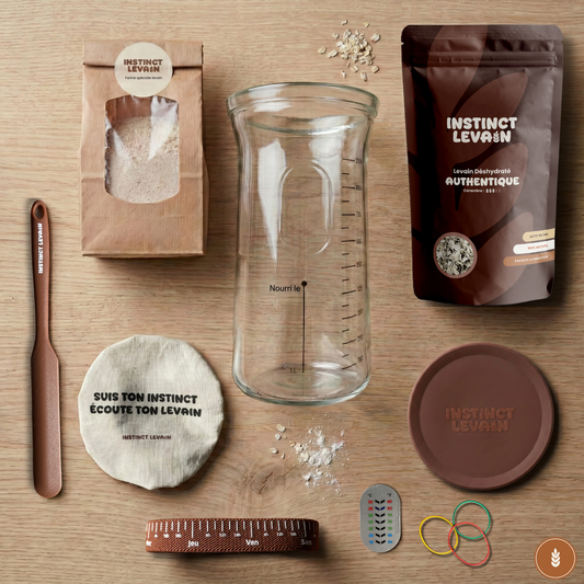 Panoplie complète Instinct Levain avec bocal, spatule, farine spéciale et levain déshydraté.